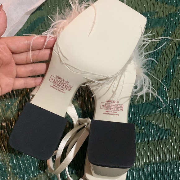 Super Chic🤍NWT- UR Pearl White Silky Fluffy Block Heels -Size 5 - Picture 6 of 8